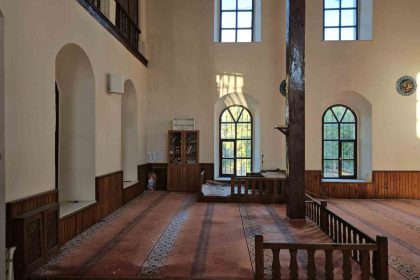 sindirgidaki-depremde-tarihi-cami-hasar-gordu
