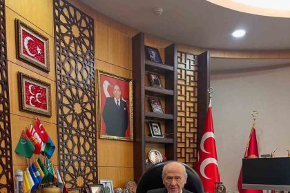 bahceli-hayrani-minik-hilal-devlet-dedesinin-elini-optu