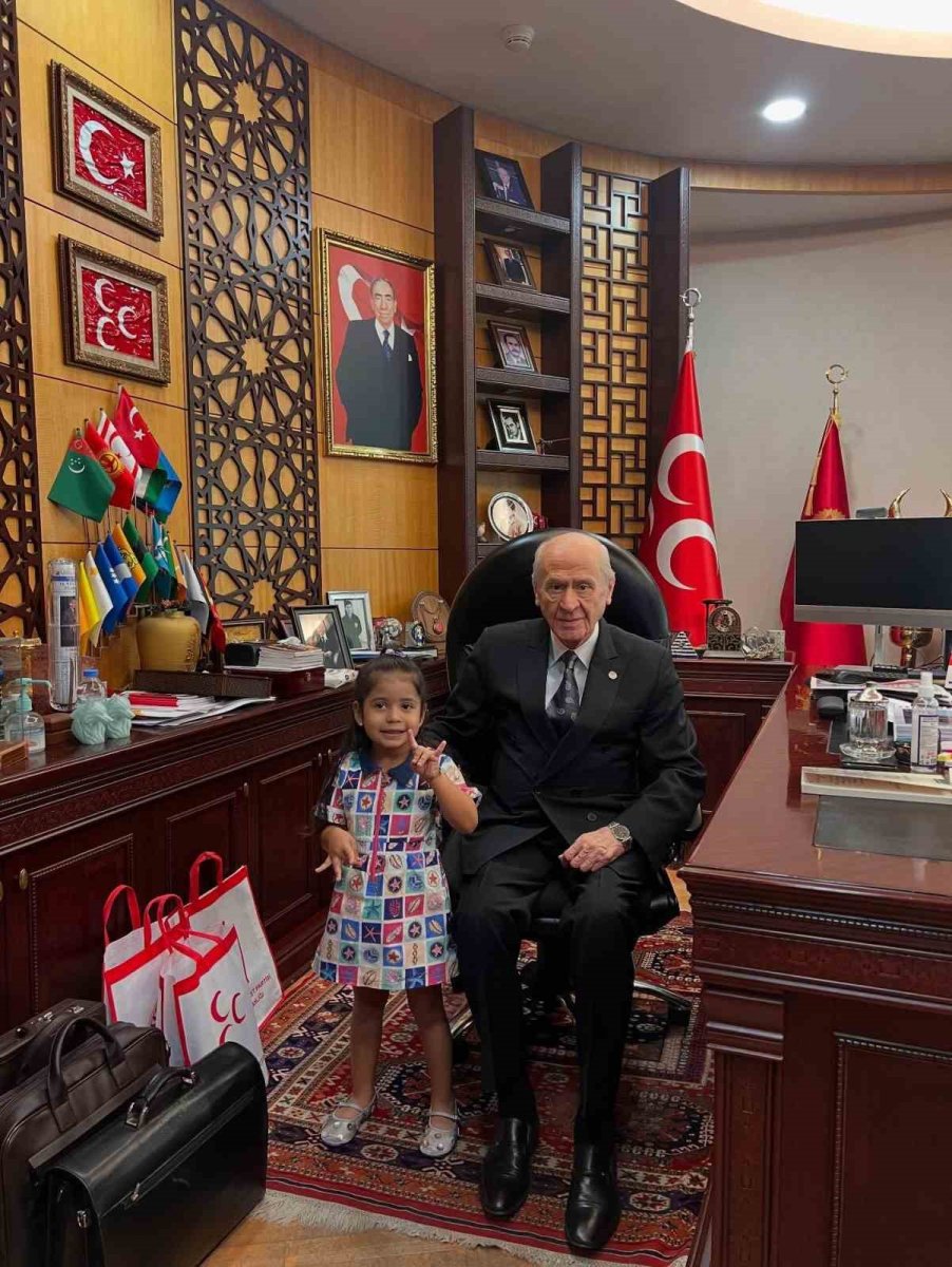 bahceli-hayrani-minik-hilal-devlet-dedesinin-elini-optu