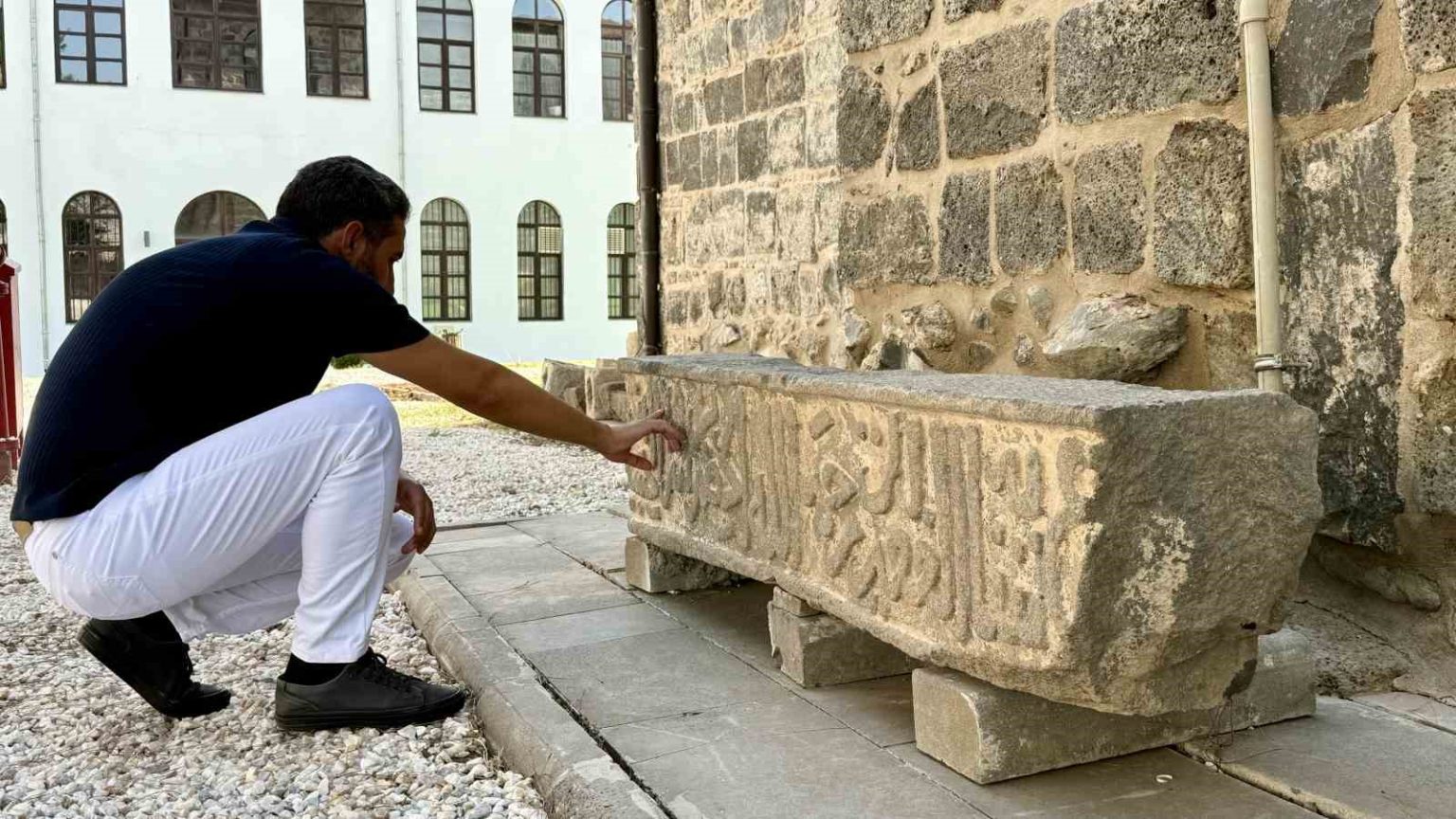 diyarbakirda-saint-george-kilisesinin-hicbir-zaman-hamam-olarak-kullanilmadigini-ispatlayan-kitabe-ortaya-cikti