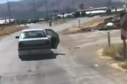 erzincanda-acik-kapili-aracla-trafikte-riskli-yolculuk