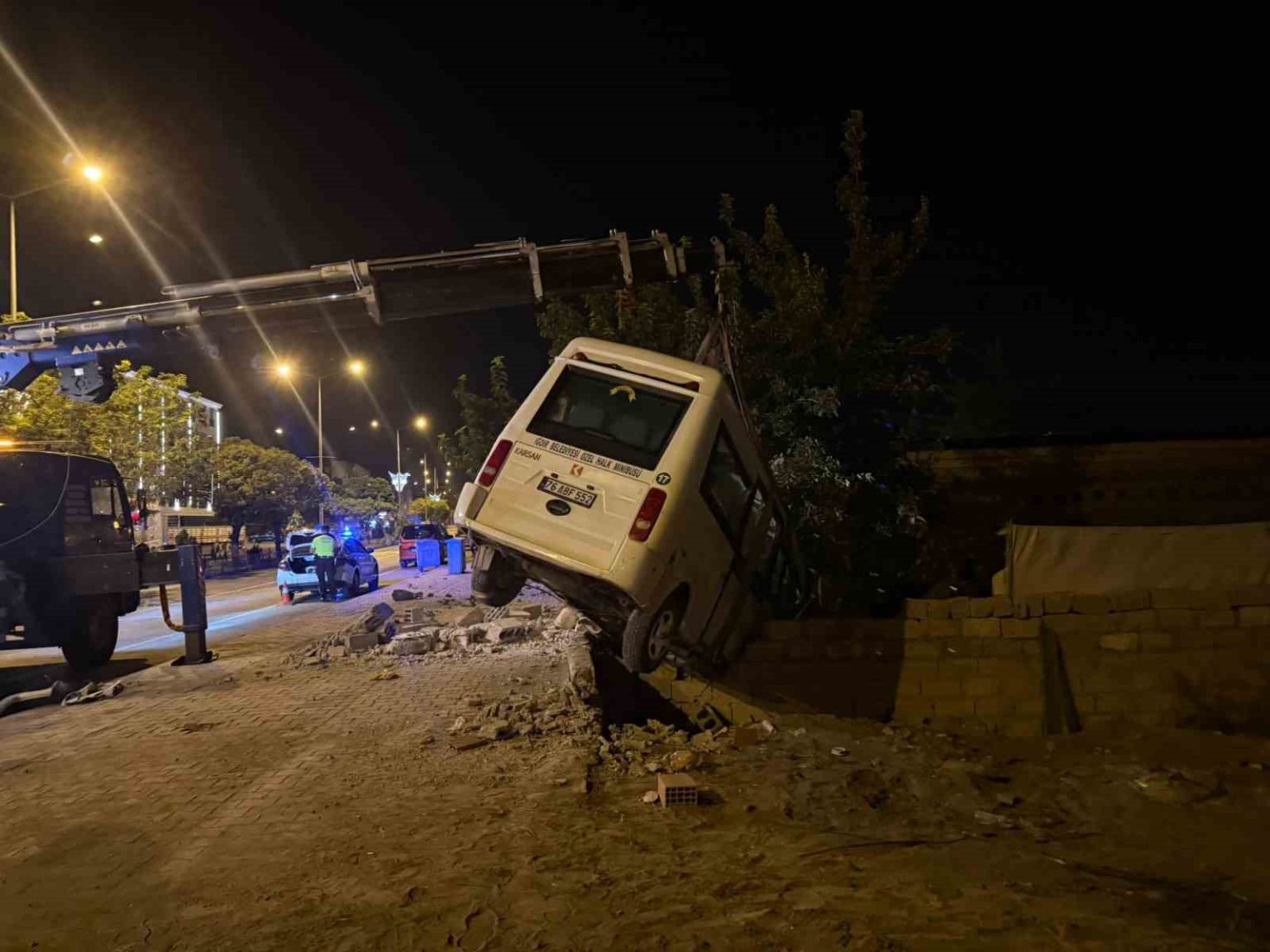 igdirda-kaza-yapan-yolcu-minibusu-bahce-duvarinda-asili-kaldi