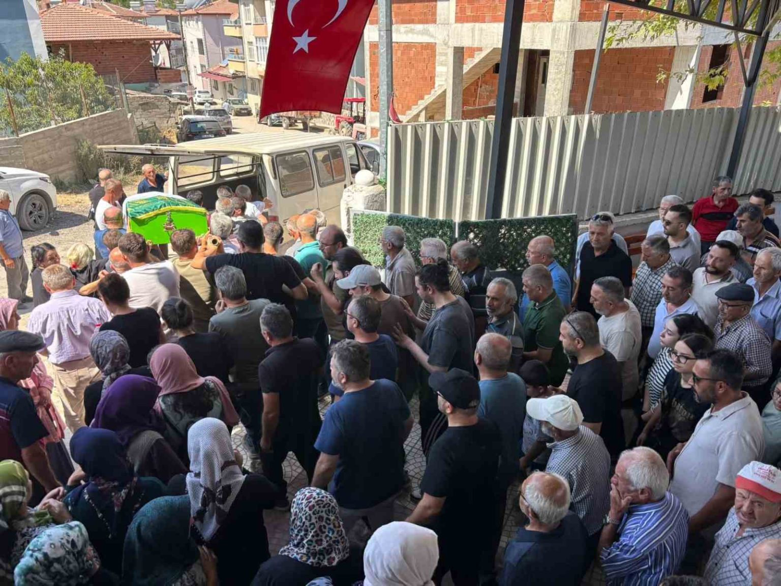istanbulda-evinde-olu-bulunan-universiteli-genc-kiz-amasyada-defnedildi