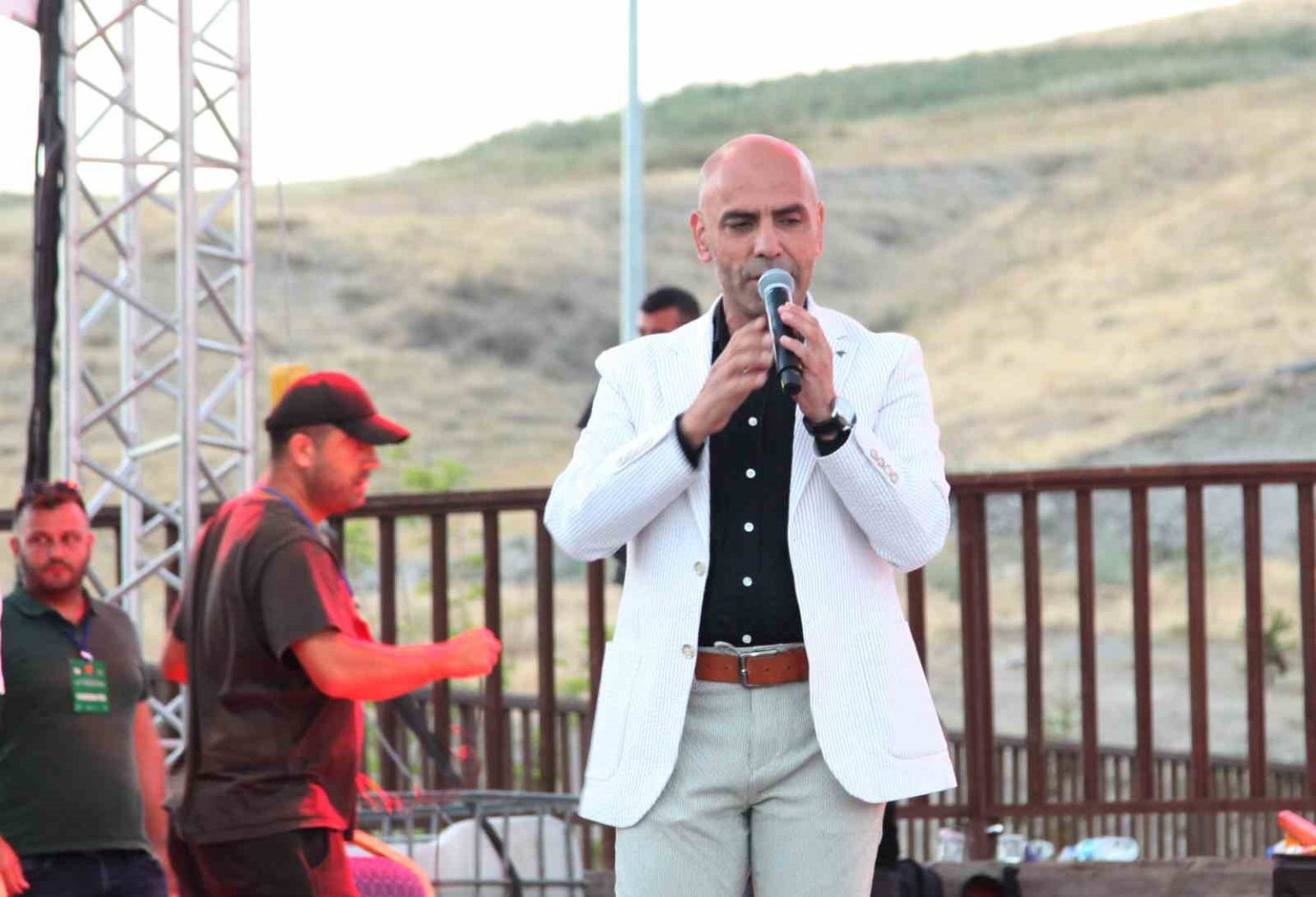 sanatci-gurhan-otunun-ahlat-konseri-buyuk-ilgi-gordu