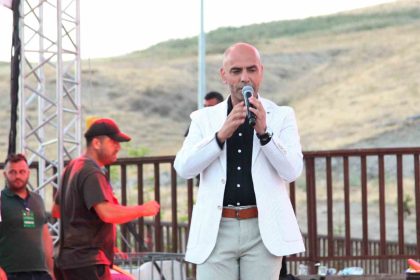 sanatci-gurhan-otunun-ahlat-konseri-buyuk-ilgi-gordu