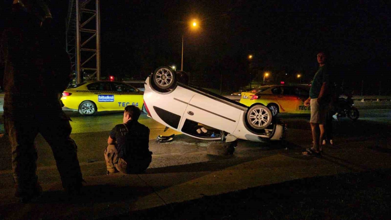 sislide-bir-arac-kaldirima-carparak-takla-atti