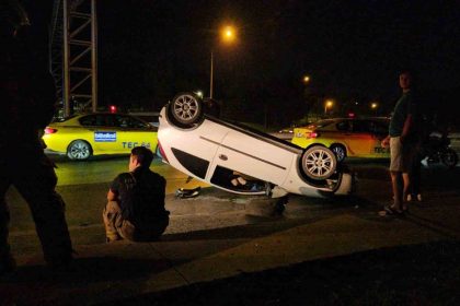 sislide-bir-arac-kaldirima-carparak-takla-atti