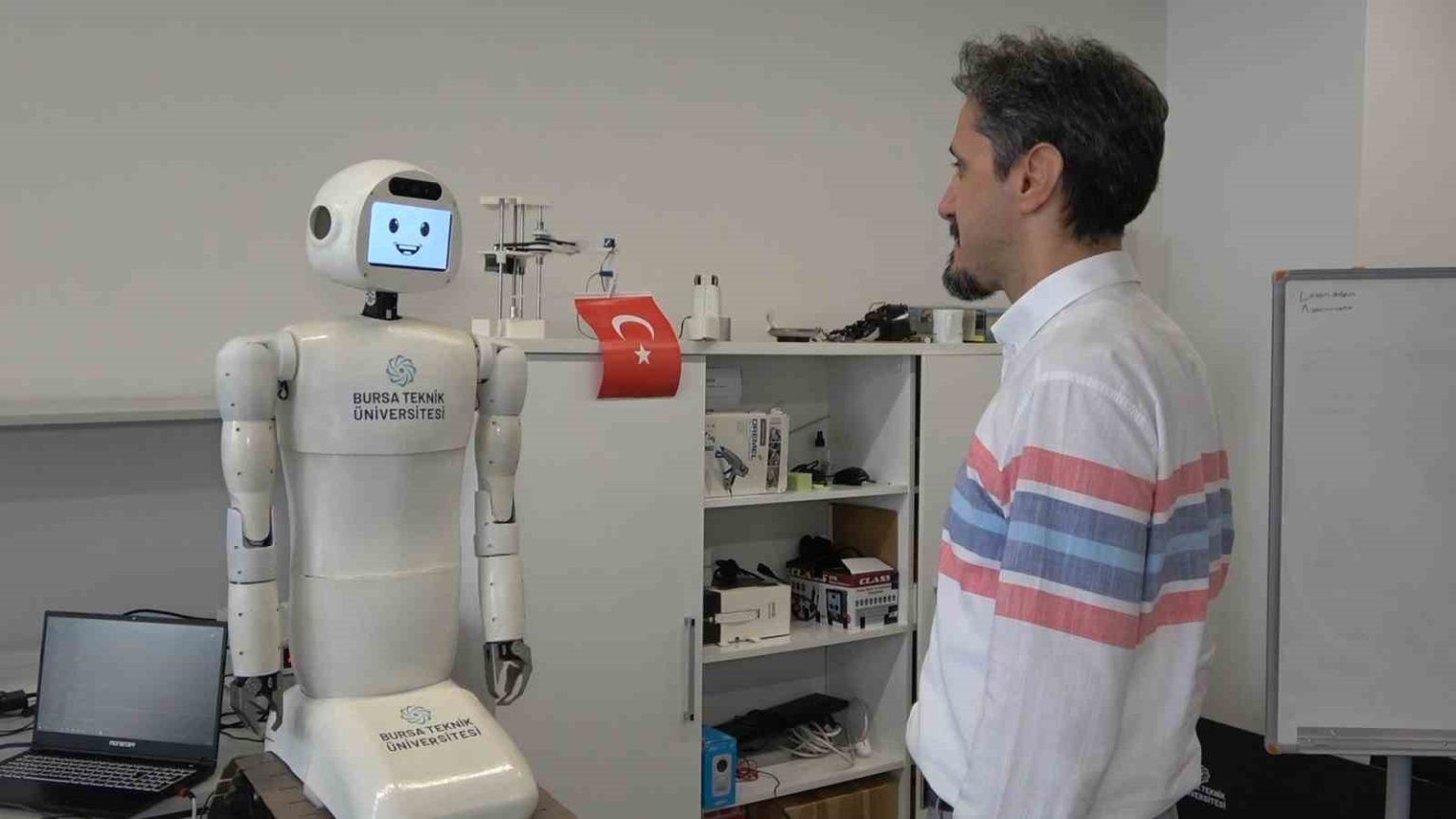 turk-universitelerinde-bir-ilk-yapay-zeka-destekli-insansi-robot-gelistirildi