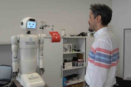 turk-universitelerinde-bir-ilk-yapay-zeka-destekli-insansi-robot-gelistirildi