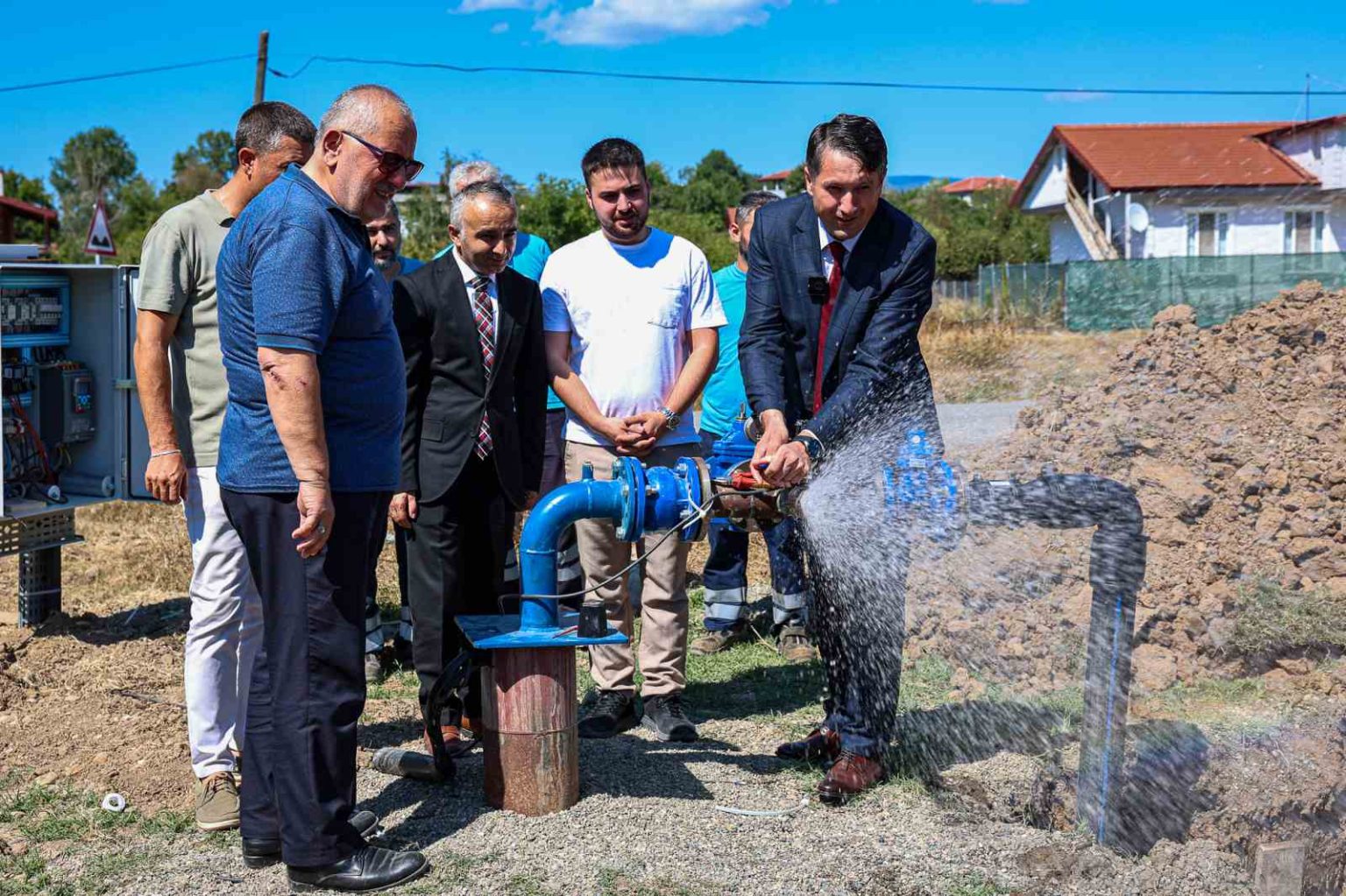 yeni-kaynak-ile-hendekin-iki-mahallesine-132-metre-derinlikten-kaliteli-icme-suyu