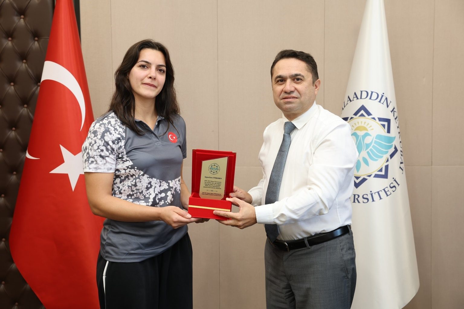 alkulu-sampiyona-rektor-turkdogandan-plaket
