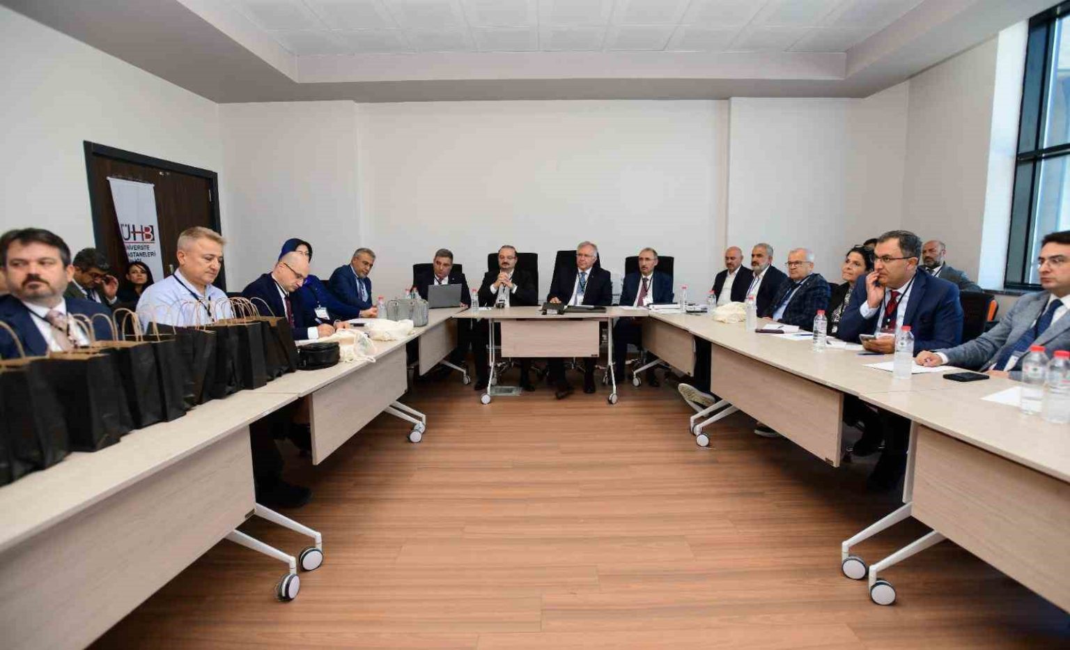 ataturk-universitesi-universite-hastanelerinin-gelecegine-yon-veren-calistayda-yerini-aldi