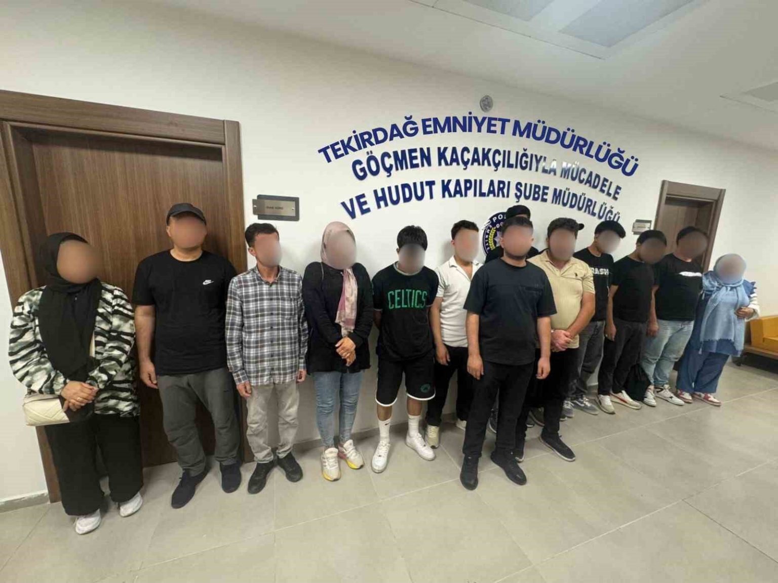 avrupaya-kacmak-icin-kamyonete-ozel-bolme-yapmislar19-duzensiz-gocmen-yakalandi