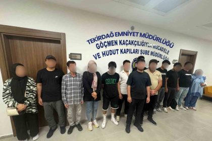 avrupaya-kacmak-icin-kamyonete-ozel-bolme-yapmislar19-duzensiz-gocmen-yakalandi