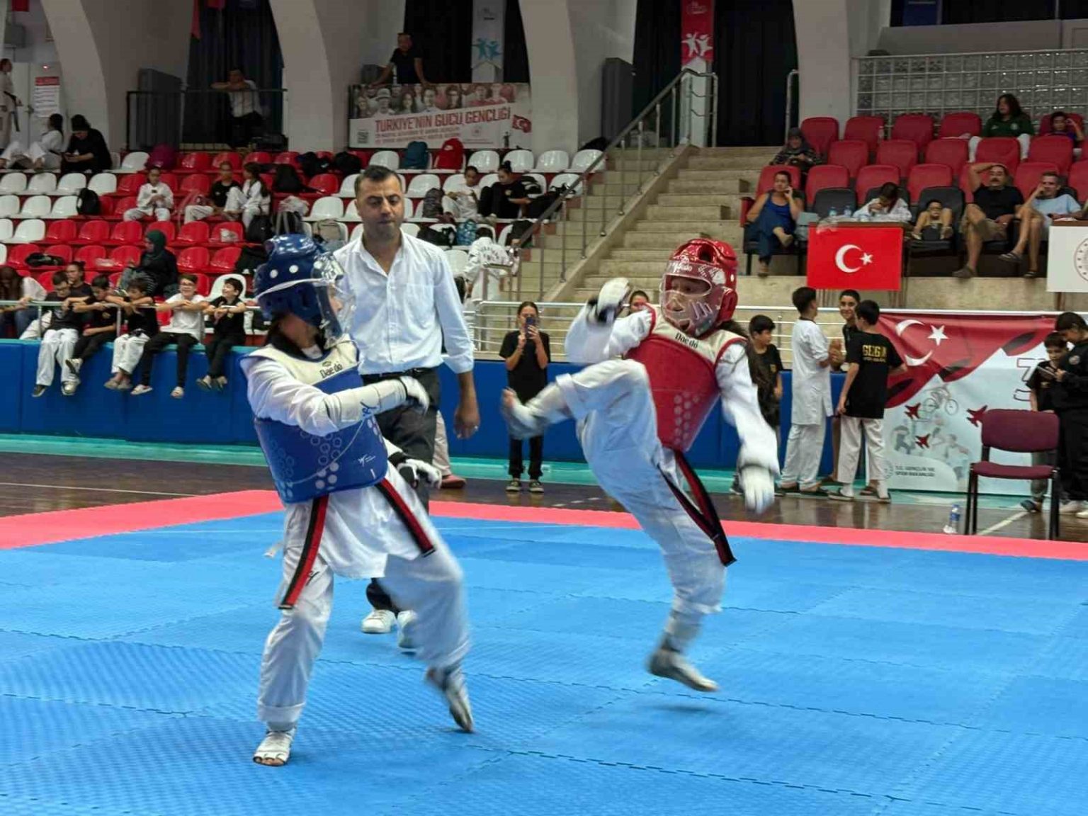 aydinda-minikler-taekwondo-sampiyonasi-il-secmeleri-gerceklestirildi