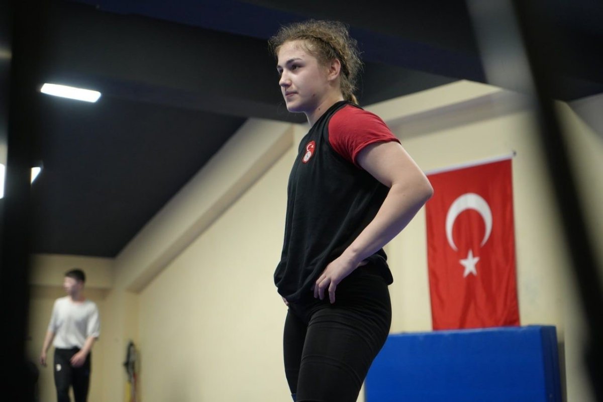 bayburtlu-milli-guresci-akkus-dunya-ucuncusu-oldu