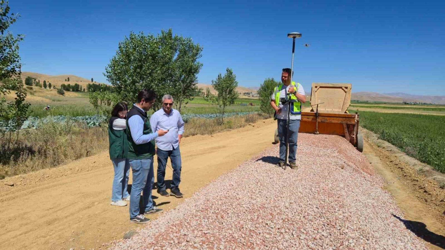 demirozunde-tarla-ici-yol-yapim-calismalari-devam-ediyor