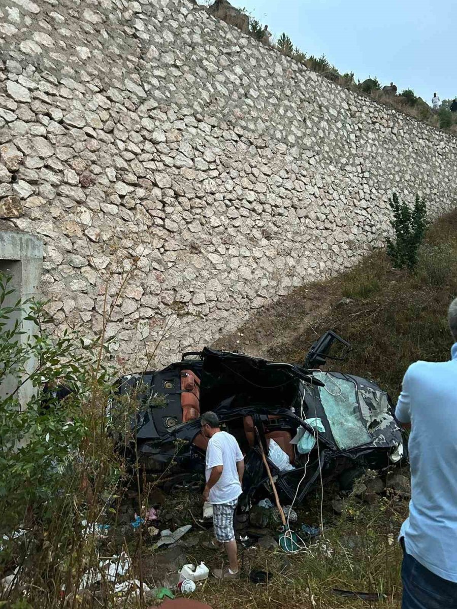 hurdaya-donen-otomobil-iki-kisiye-mezar-oldu