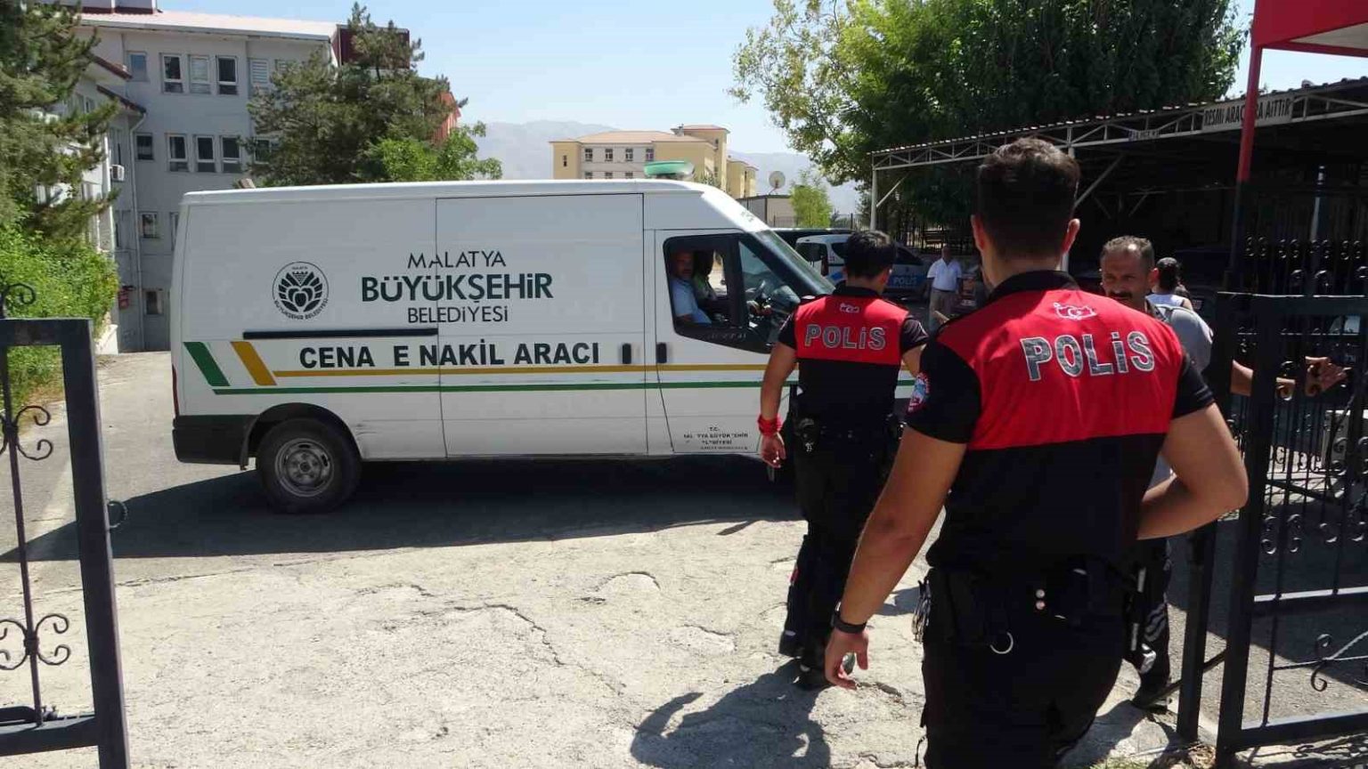 is-makinesinin-altinda-kalan-operator-hayatini-kaybetti