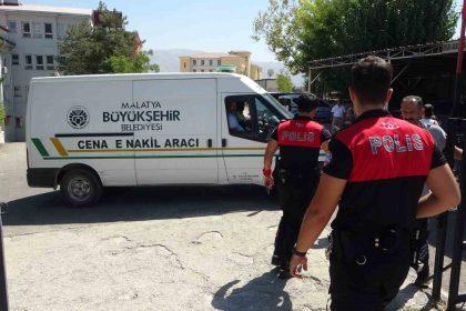 is-makinesinin-altinda-kalan-operator-hayatini-kaybetti