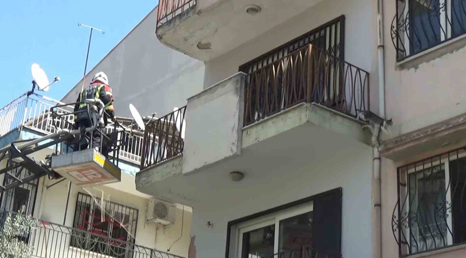sevimli-kediyi-kurtarmak-icin-tum-ekipler-seferber-oldu-o-kurtarilacagi-anda-atlayip-gitti