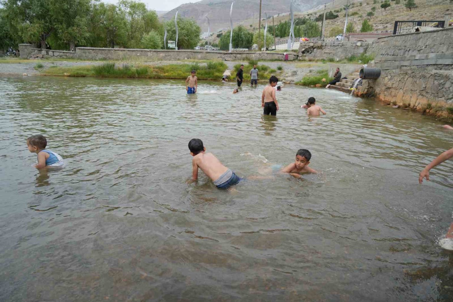 sicaktan-bunalan-cocuklar-havuzda-serinledi