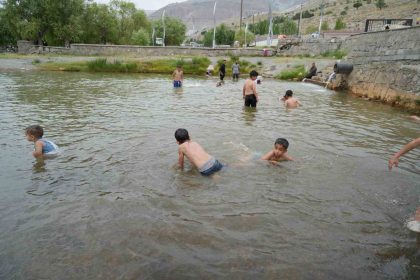 sicaktan-bunalan-cocuklar-havuzda-serinledi