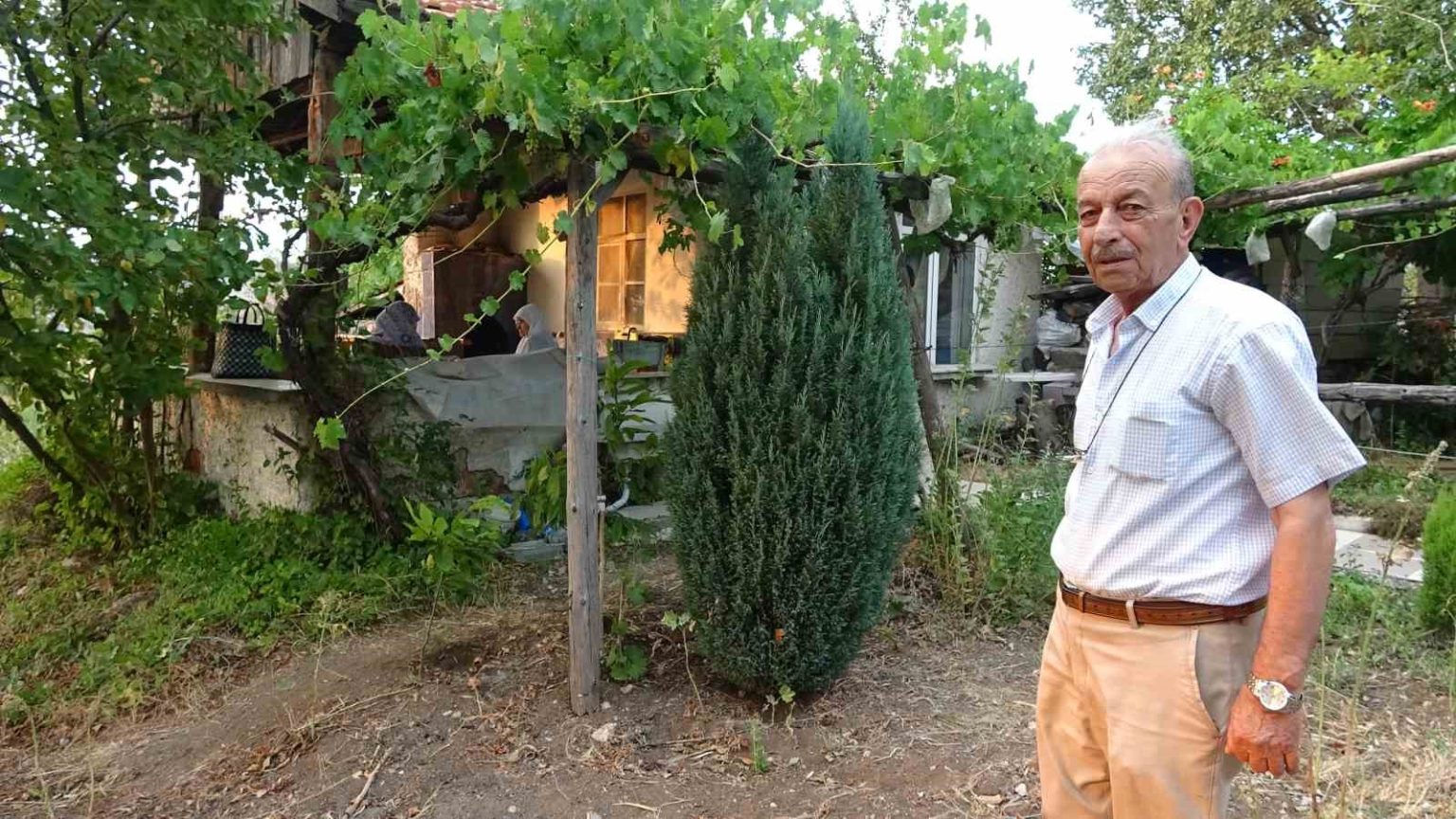 bahcesine-surekli-geyik-giren-vatandas-caresiz