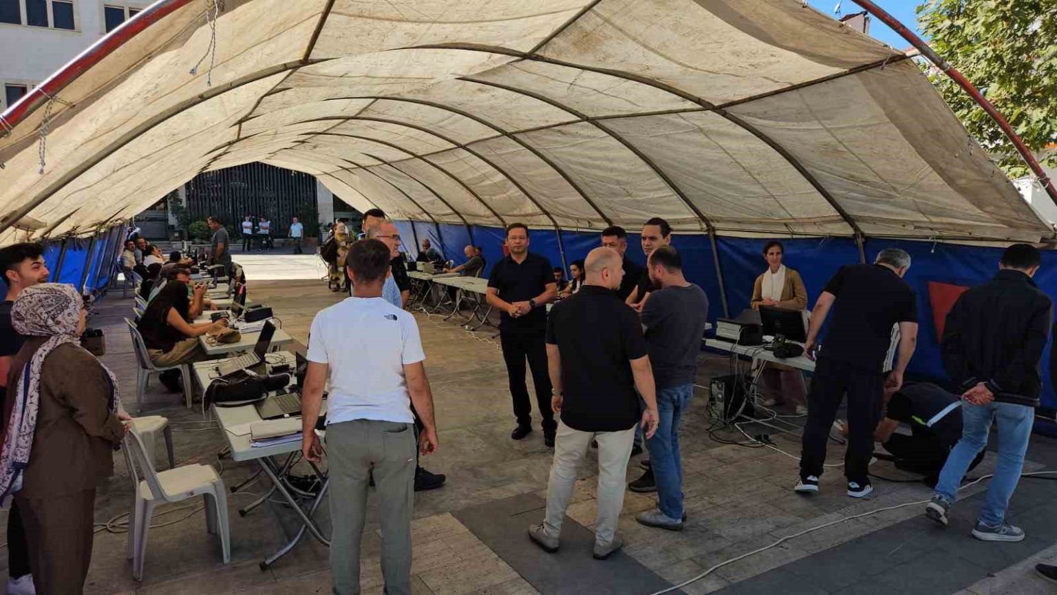 deprem-sonrasi-belediye-hizmetlerini-cadirda-surduruyor