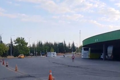 edirne-otogarinda-ilginc-anlar-esek-bu-kez-otobus-soforunun-yastigini-caldi
