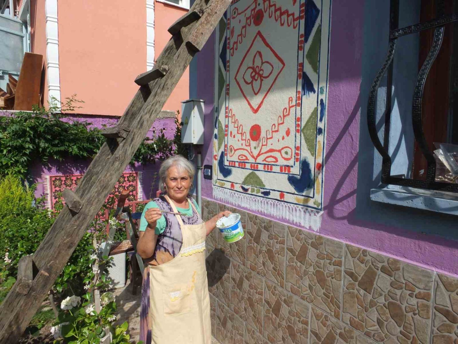 gencliginde-dokudu-simdi-duvarlara-ciziyor
