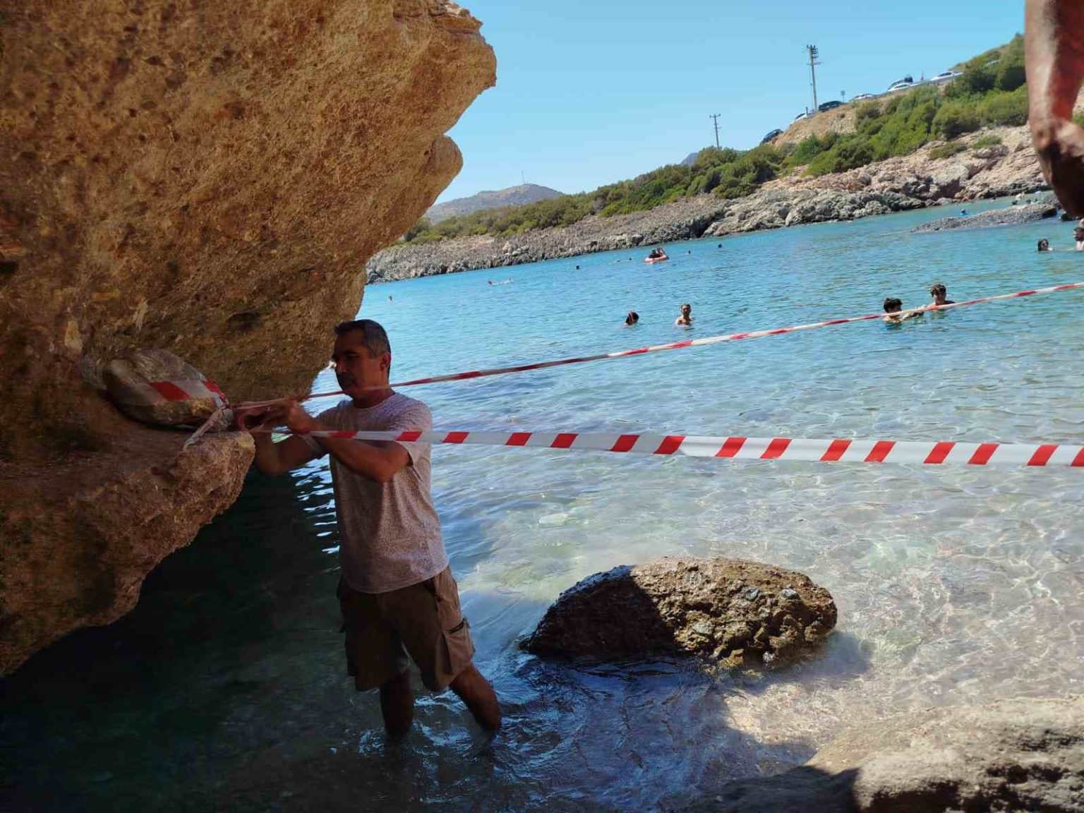 koruma-altina-alinan-akdeniz-foku-kontrollerinin-ardindan-sahile-birakildi