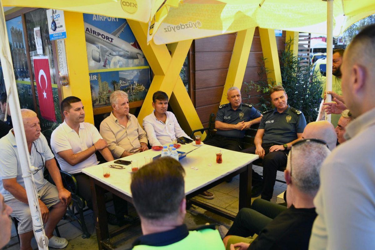 kusadasi-protokolunden-arkadaslarini-kaybeden-taksicilere-taziye-ziyareti