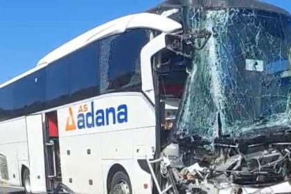 mersinde-biri-otobus-uc-aracin-karistigi-kaza-ucuz-atlatildi