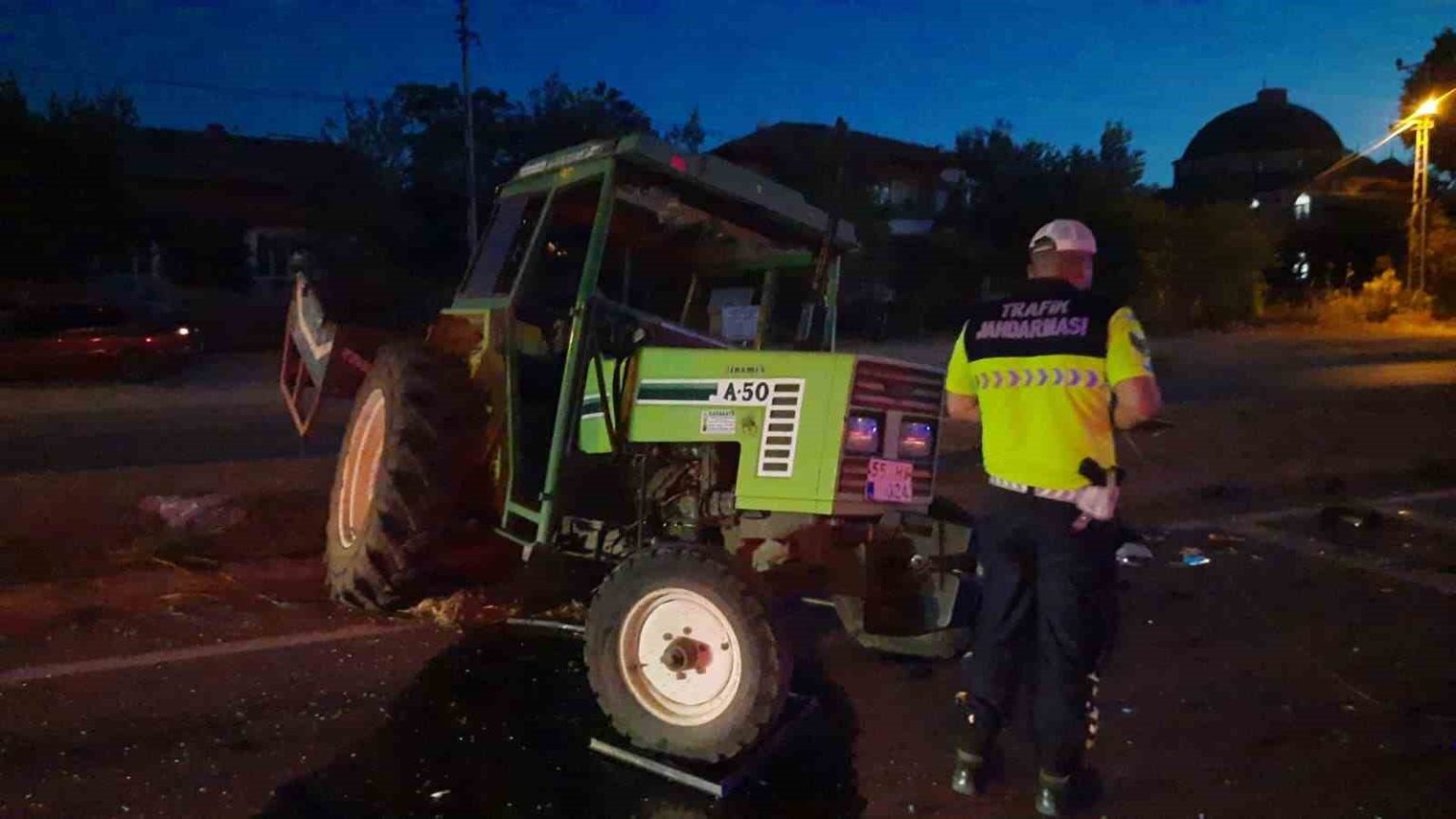 samsunda-otomobil-ile-traktor-carpisti-3-yarali