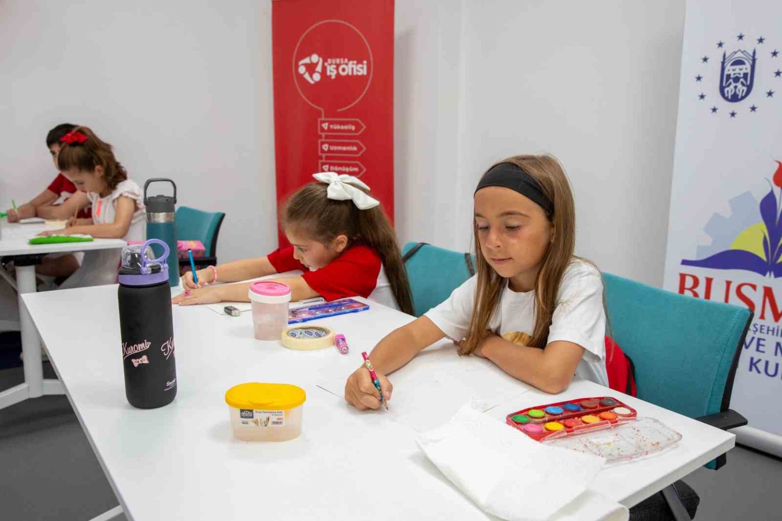 sanat-atolyeleri-cocuklarin-hayatlarina-renk-katti