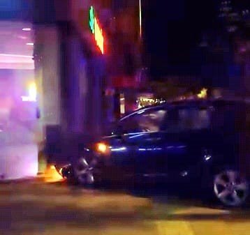 bursada-kontrolden-cikan-otomobil-once-elektrik-panosuna-ardindan-motosiklete-carpti