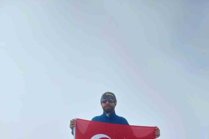eskisehir-afad-personeli-vercenik-dagi-zirvesine-ulasti