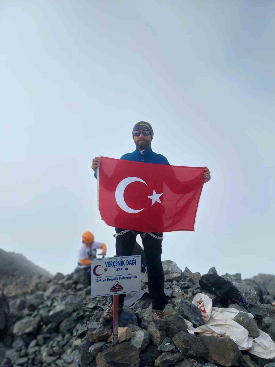 eskisehir-afad-personeli-vercenik-dagi-zirvesine-ulasti