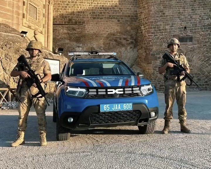 jandarma-tarihi-hosap-kalesinde-devriyede