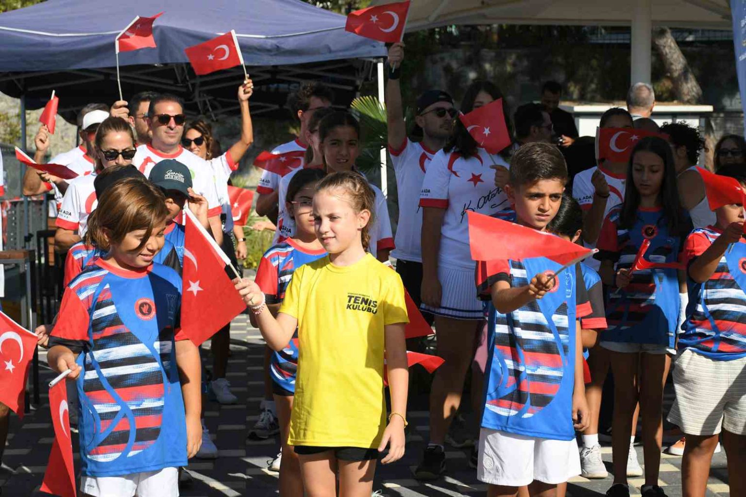 kusadasinda-zafer-bayrami-coskusu-tenis-turnuvasiyla-kutlaniyor