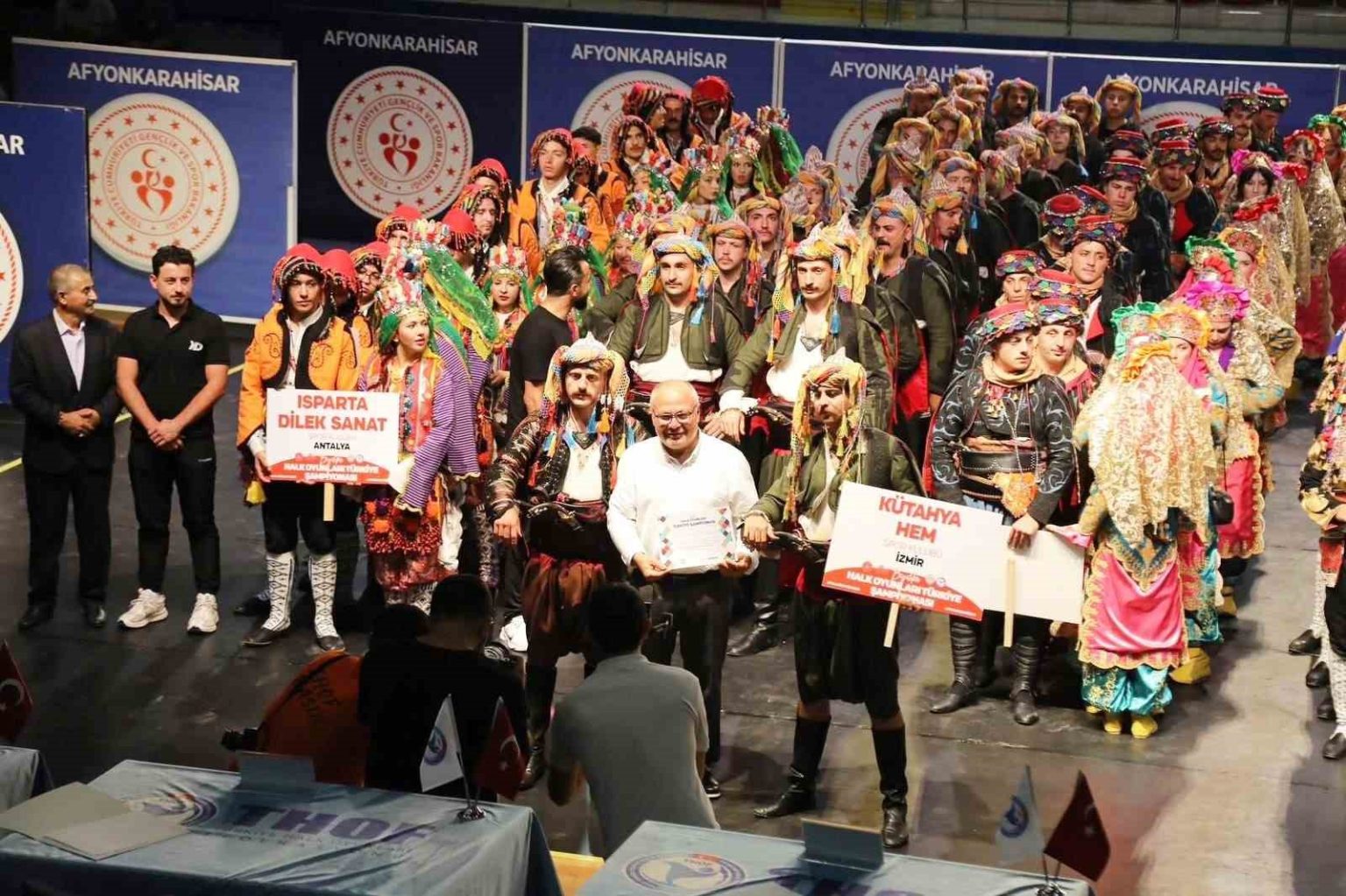 kutahya-halk-egitimi-merkezi-halk-oyunlari-ekibi-turkiye-sampiyonu-oldu