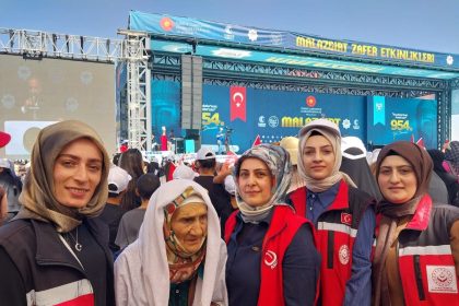 malazgirt-zaferinin-954-yilinda-erzurumlu-husna-teyze-dualariyla-tarihe-taniklik-etti