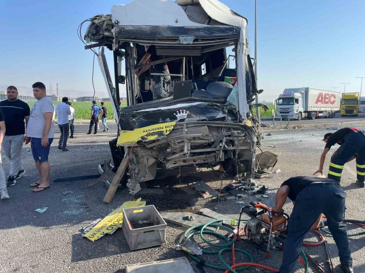 mardinde-halk-otobusu-ile-tir-carpisti-11-yarali