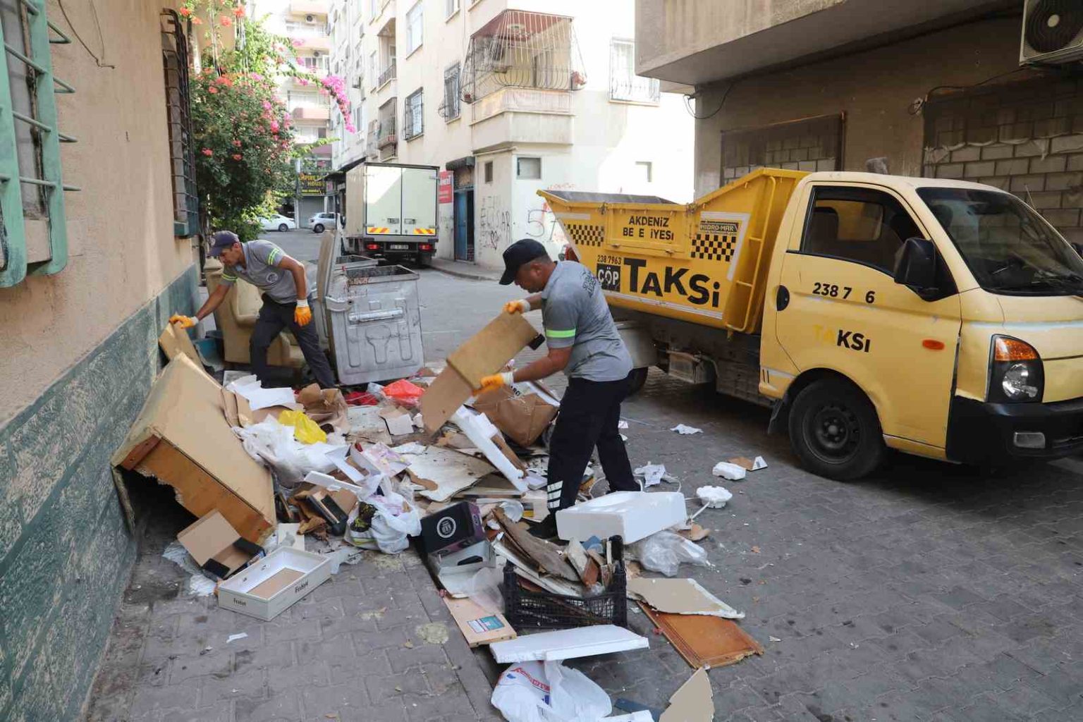 mersinde-cop-taksiler-mobilya-atiklari-icin-nobette