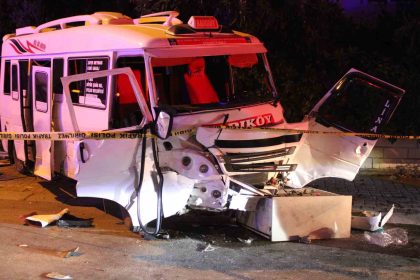 minibus-ile-otomobil-carpisti-11-yarali