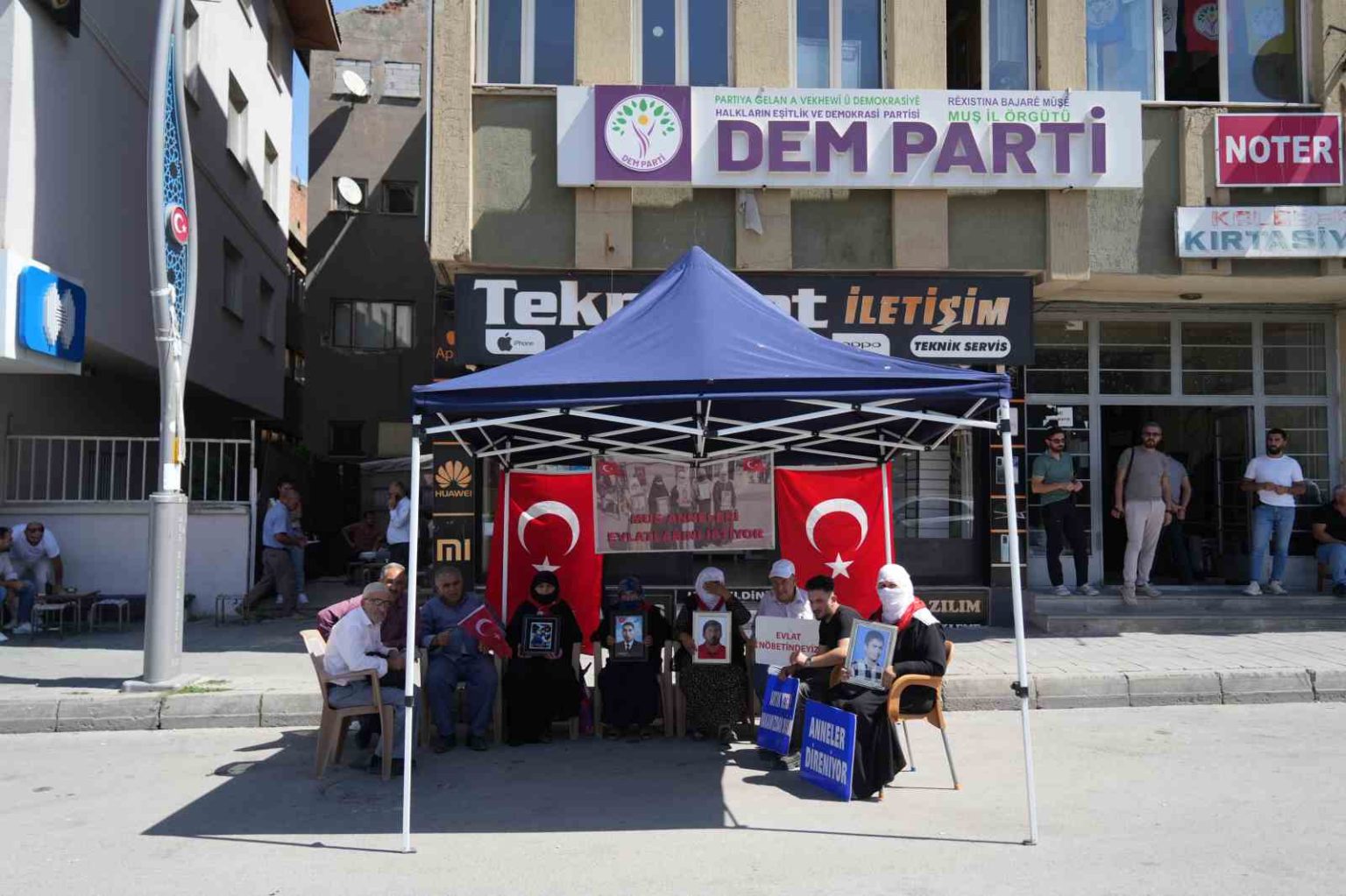 musta-ailelerin-evlat-nobeti-suruyor