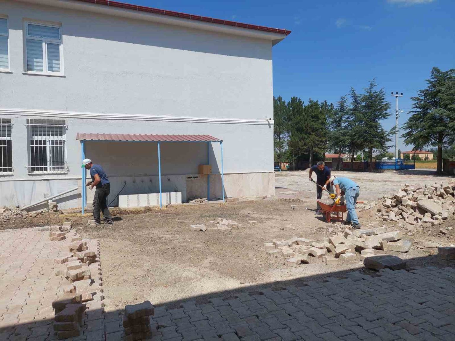 okul-idareci-ve-calisanlarindan-ornek-davranis