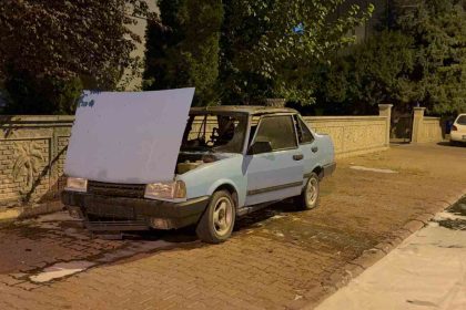 park-halindeki-otomobil-alev-aldi
