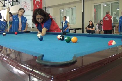 puturgeli-genc-kizlardan-bilardo-kursuna-yogun-ilgi